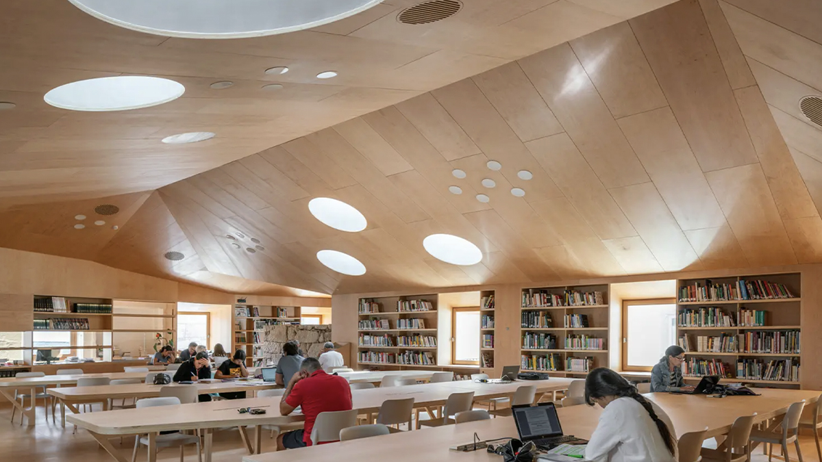 El carácter cálido y hogareño que aporta la madera a la Biblioteca Pública de Baiona