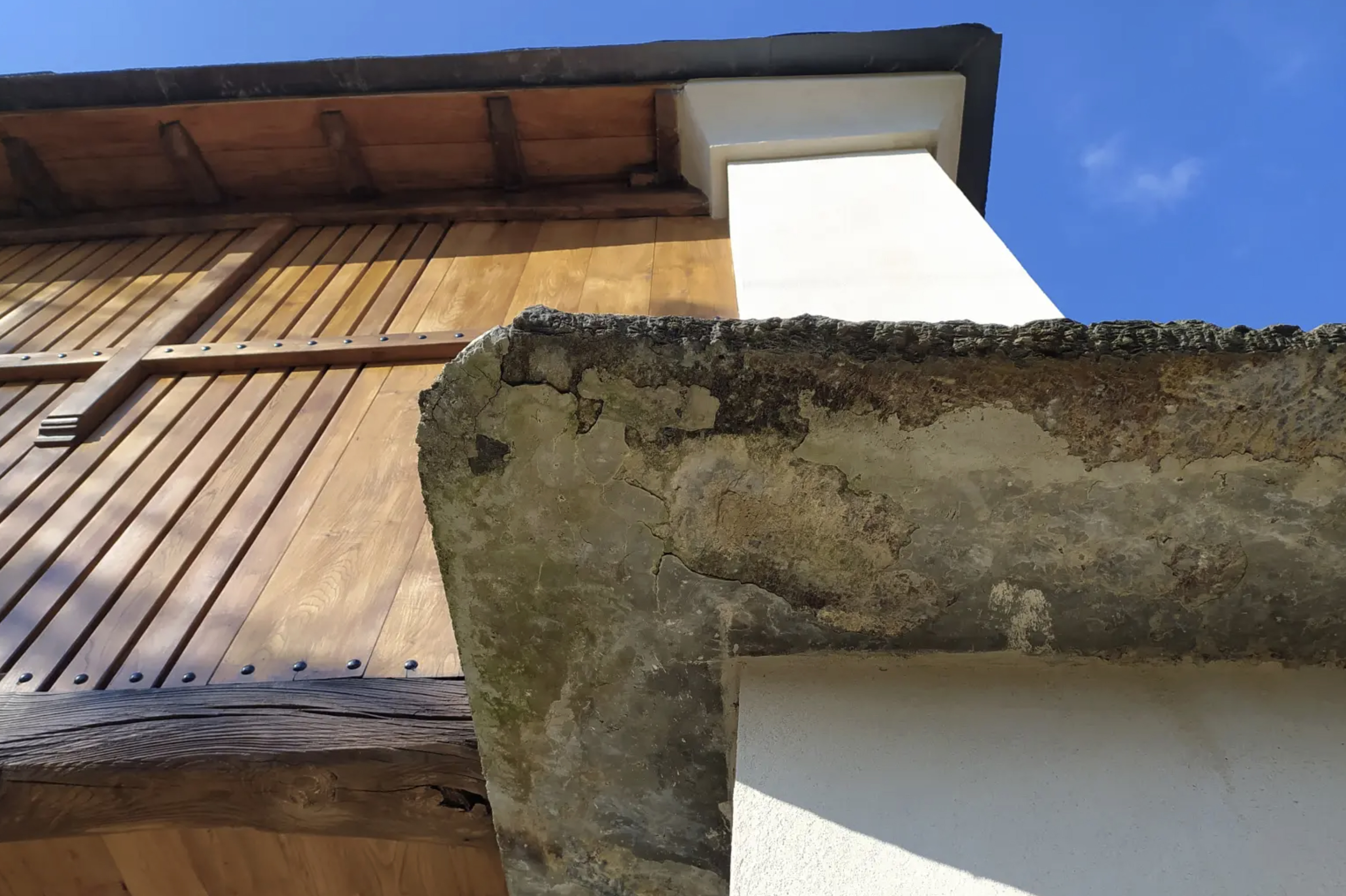 Torno o muela de uno de los dos hórreos tipo Mondoñedo rehabilitados por Eunoia arquitectura ecolóxica.