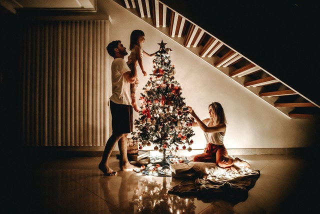 árbol de Navidad en familia