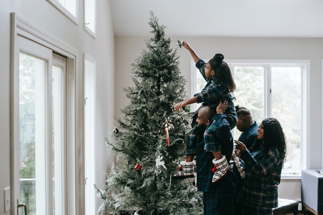 árbol de Navidad y familia