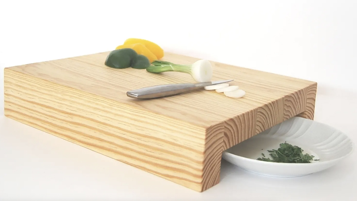 Tabla de corte en madera de pino acabada al aceite con hueco para plato de verter de Manuel de la Cruz