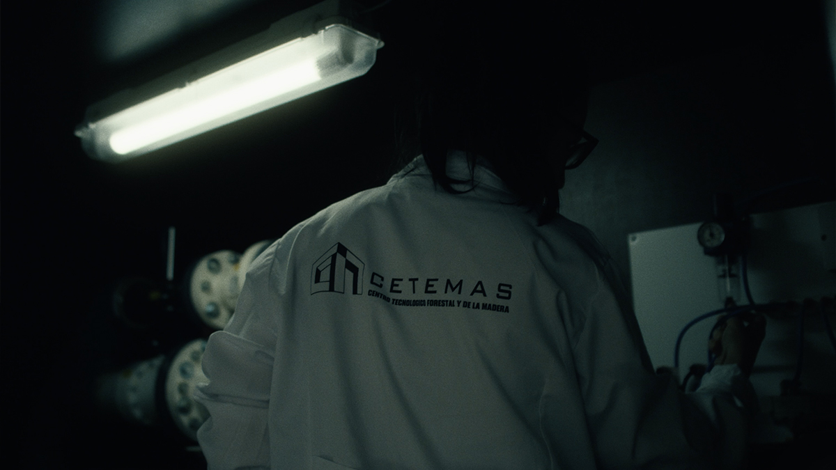 Isabel Parrado, responsable de calidad y servicios de la Fundación CETEMAS, realizando unas comprobaciones en el laboratorio