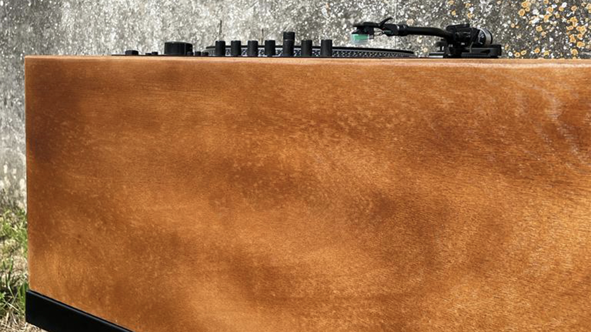 Detalle de la madera contrachapada del mueble para vinilos y mesa tocadiscos diseñado por Carlos Nárdiz