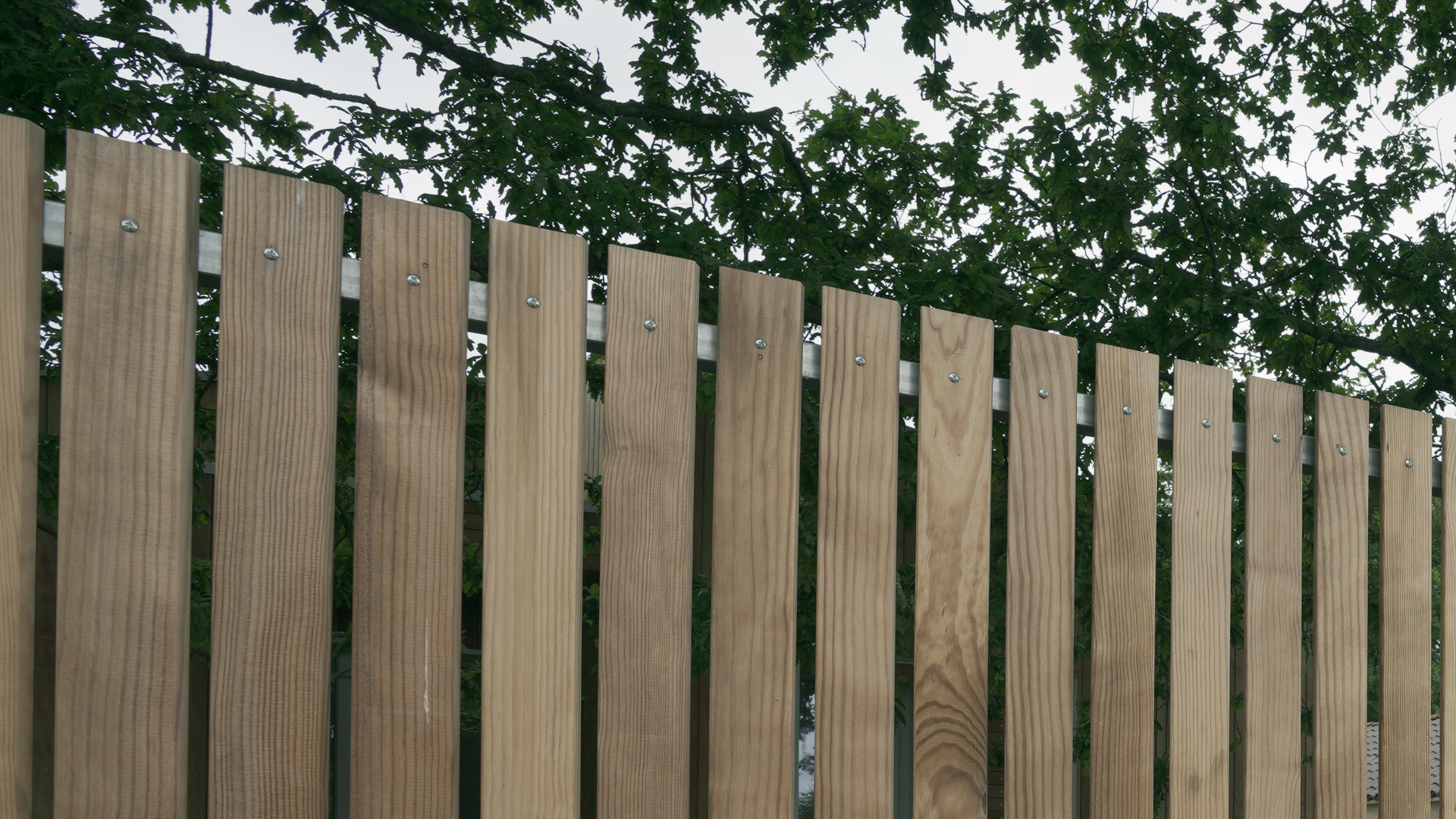 Valla de separación de jardín realizada con madera termotratada de pino.