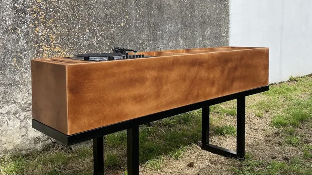 Vista lateral del mueble para vinilos y mesa tocadiscos diseñado por Carlos Nárdiz