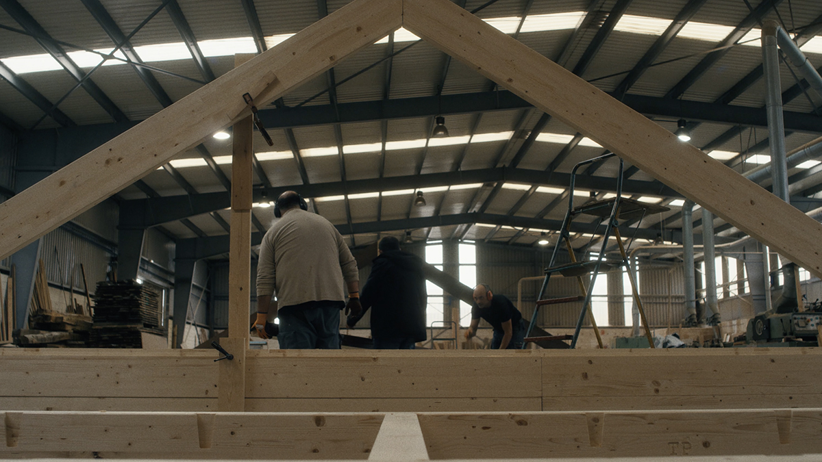 Dos operarios en pleno proceso de montaje de una de las estructuras Ubild en el taller de Maciñeira