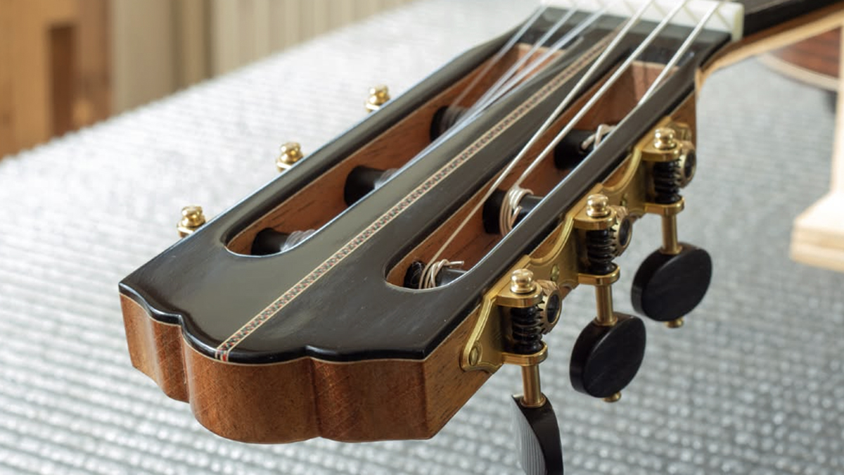 Modelo Syrinx fabricada con abeto Bearclaw y palisandro de la India, finalista en la edición de 2024 del concurso de luthiers Antonio Marín Montero.