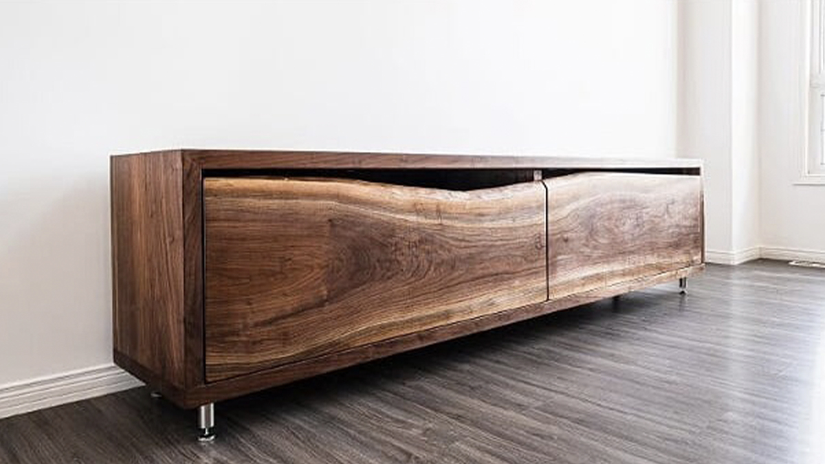 Aparador con dos cajones en nogal macizo obra de Cuna.