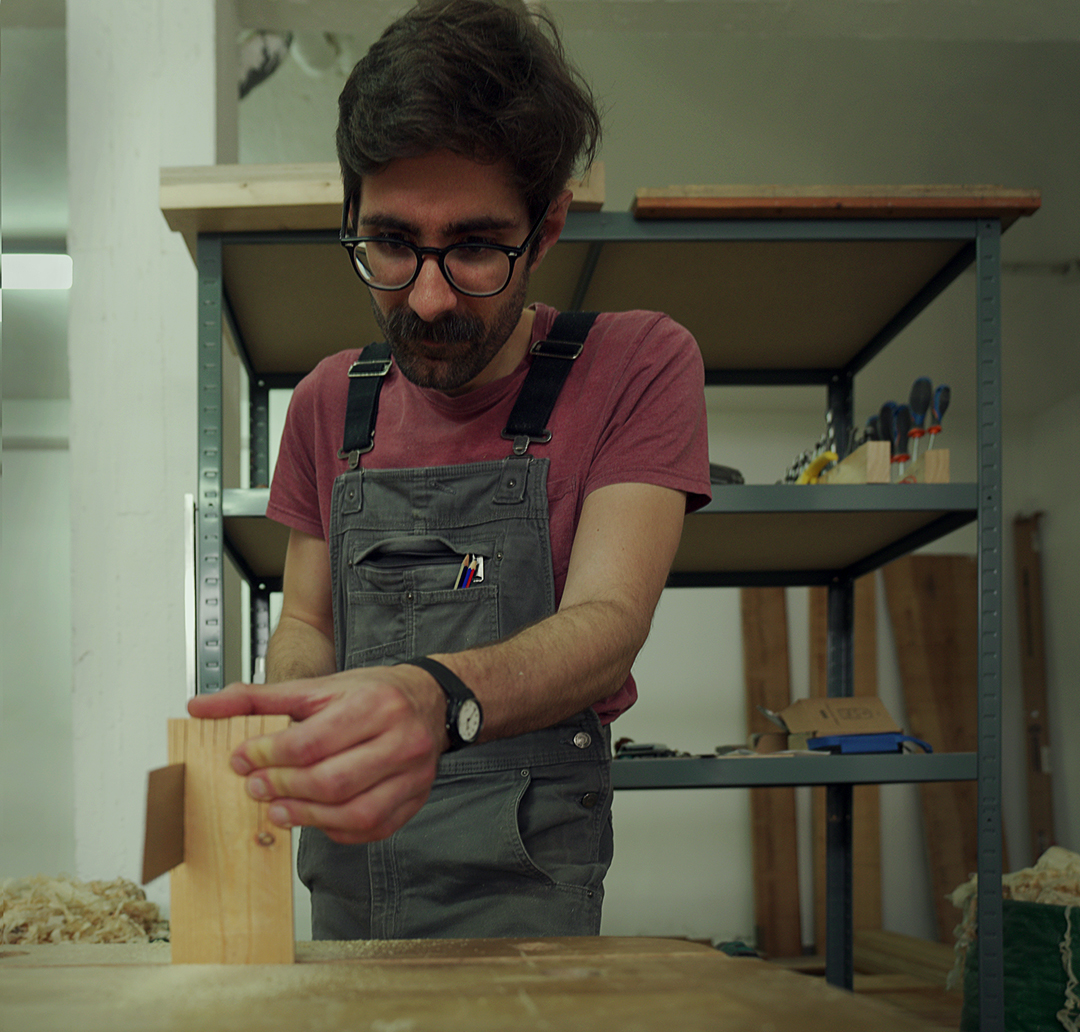 Edgar López trabajando en su taller de ebanistería en A Coruña