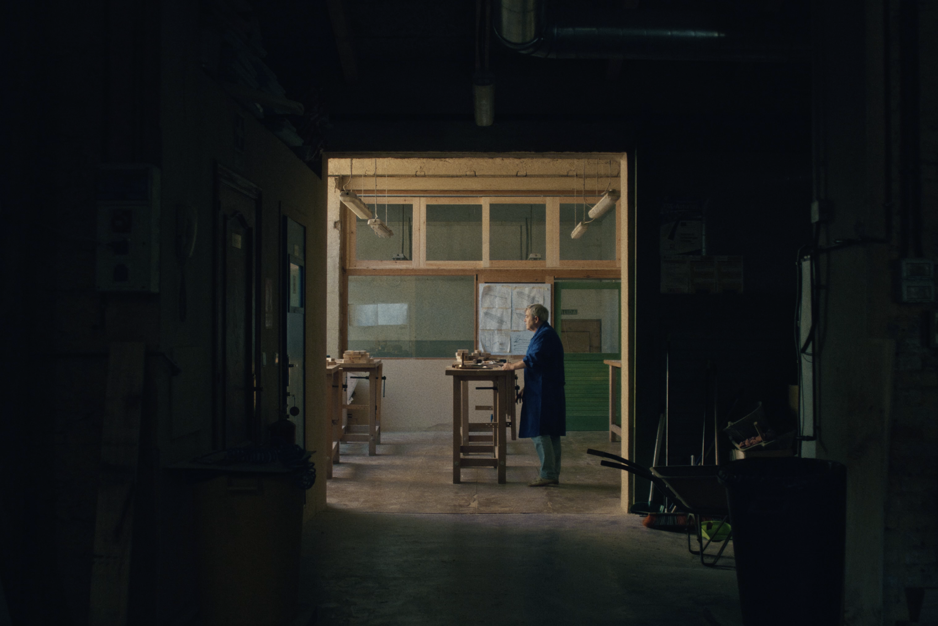 Nacio Quirós trabajando en su taller de Pola de Siero, Asturias