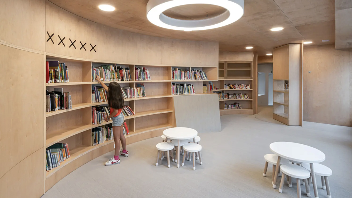 La biblioteca infantil, uno de los espacios del proyecto de rehabilitación donde la madera juega un papel esencial