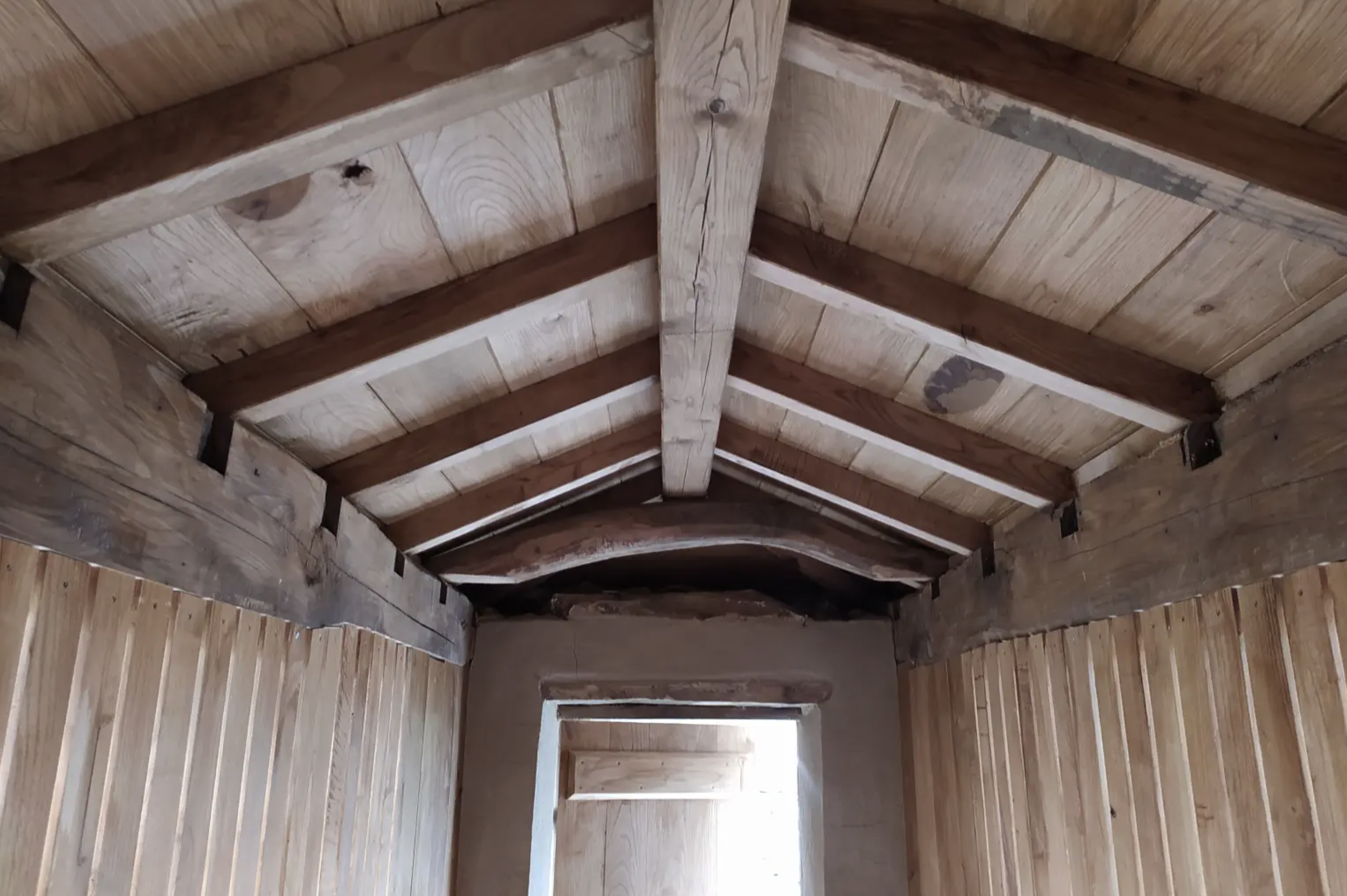 Estructura de madera de uno de los dos hórreos tipo Mondoñedo rehabilitados por Eunoia arquitectura ecolóxica.