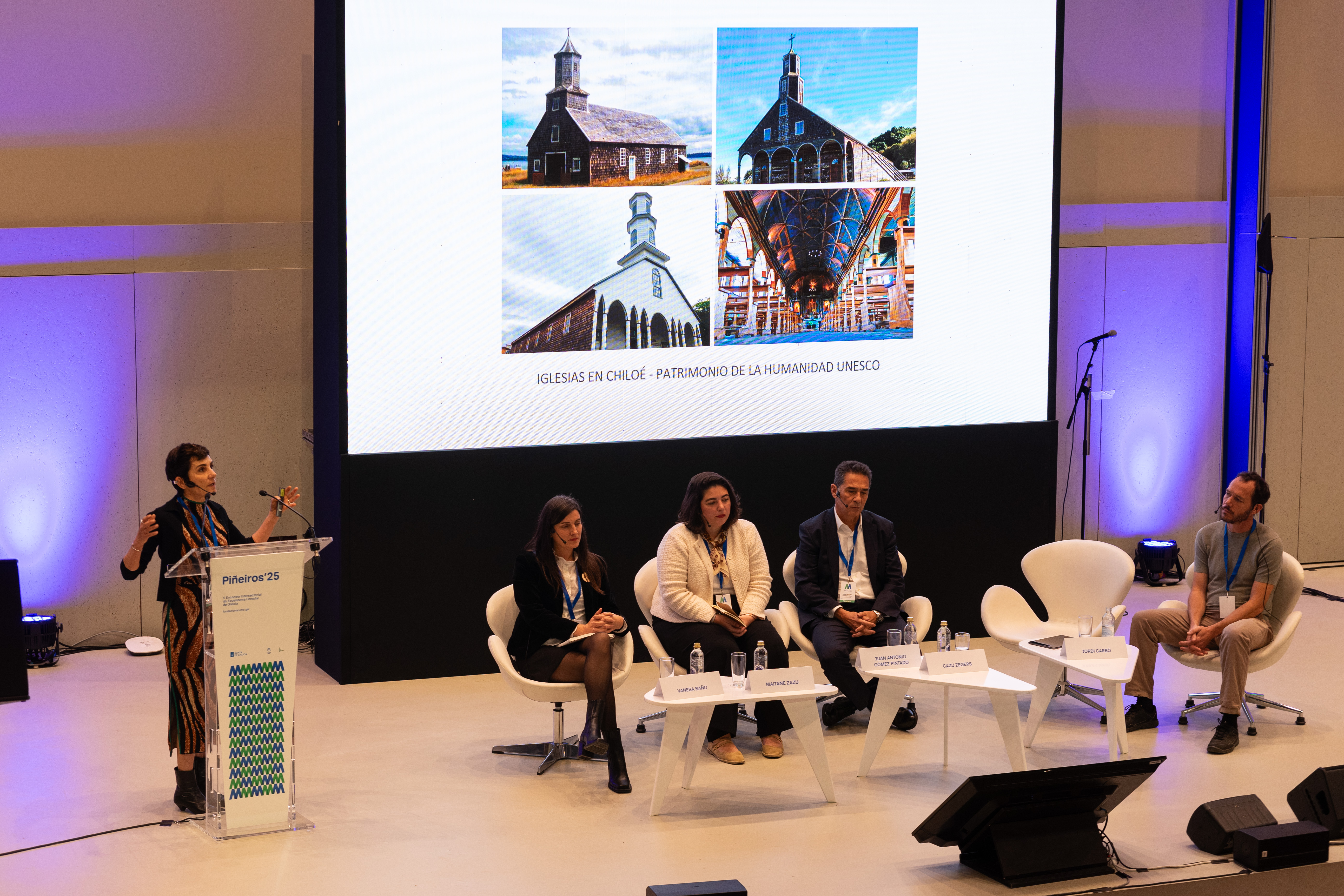 Imagen de Cazú Zegers hablando de las iglesias de Chiloé