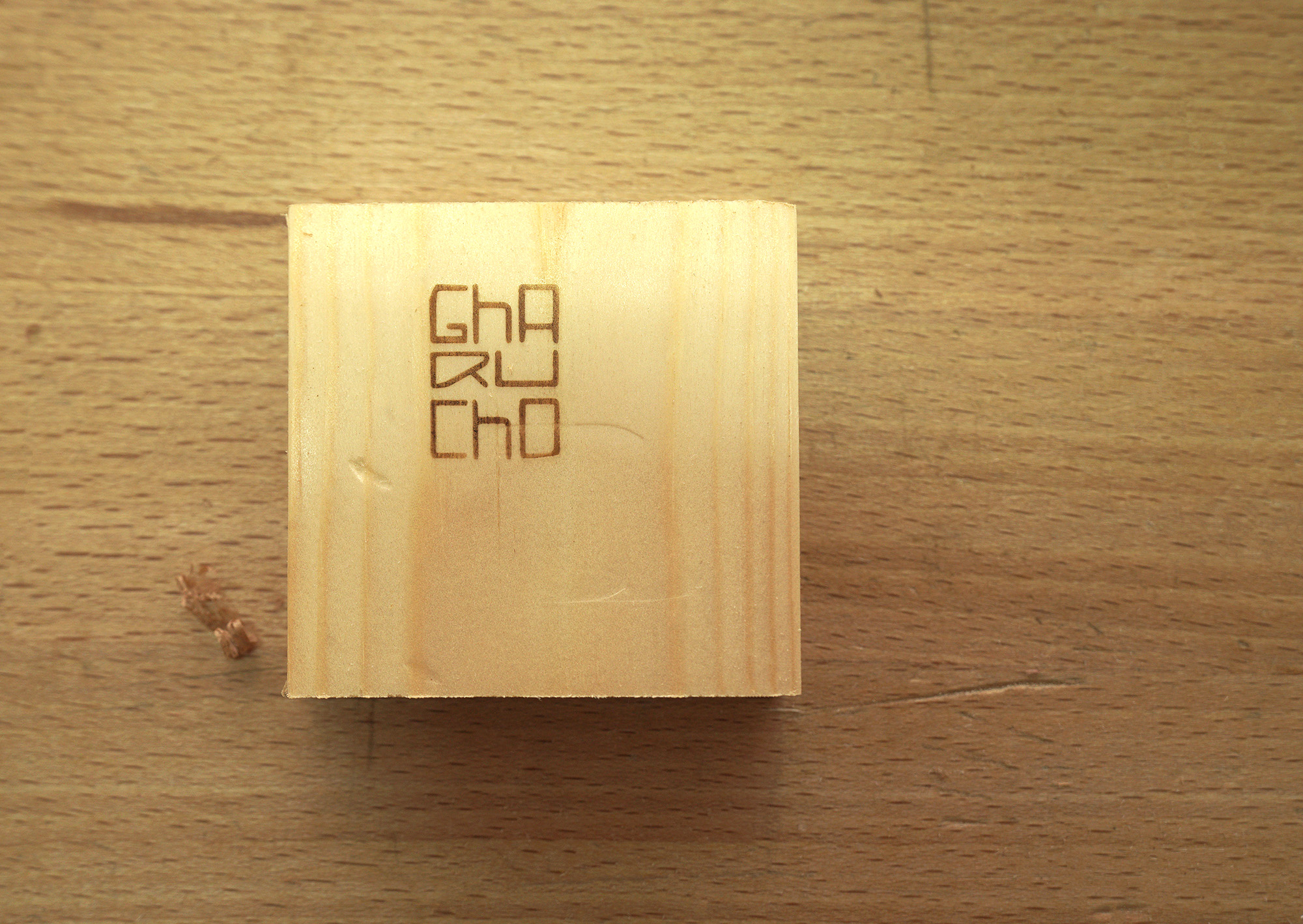 Logotipo del ebanista Gharucho Woodworks grabado con calor en madera.