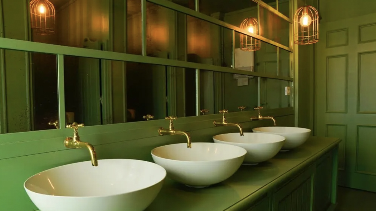 Mobiliario de baño del Restaurante Moriles Ribera, en Córdoba, obra de Justos Encinas