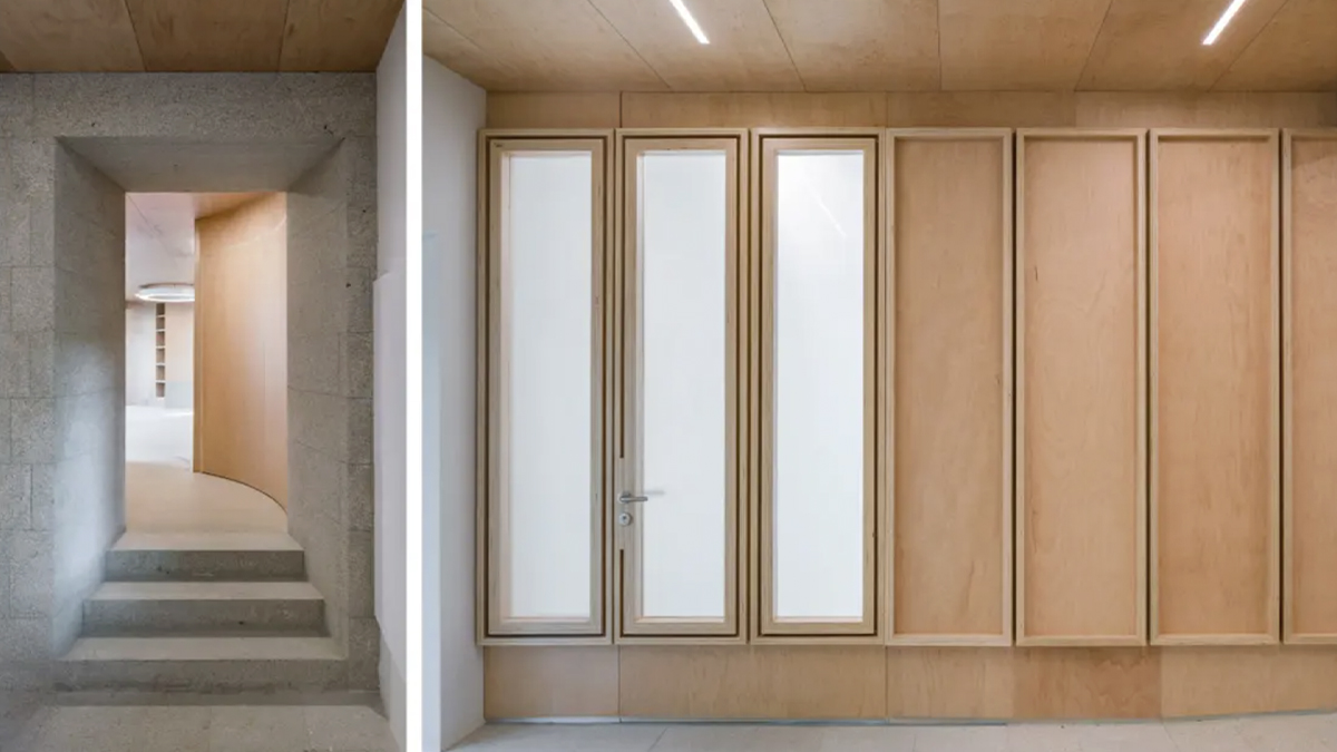 El pasillo de la planta baja actúa como una calle interior conectando la entrada principal con el patio y el jardín