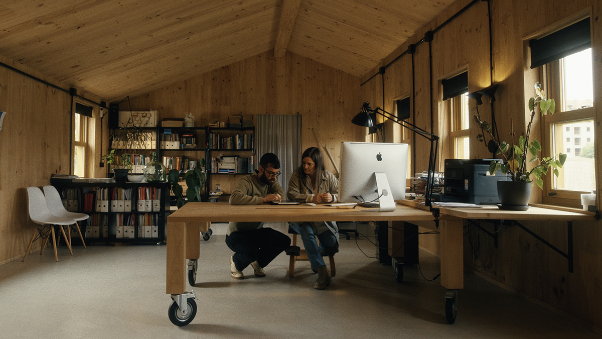 Interior del despacho de Paula Alfonso, un espacio abierto que emplea luz natural y ventilación cruzada