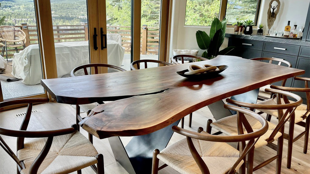 Mesa Cassiopeia fabricada por Cuna en madera maciza de Nogal.