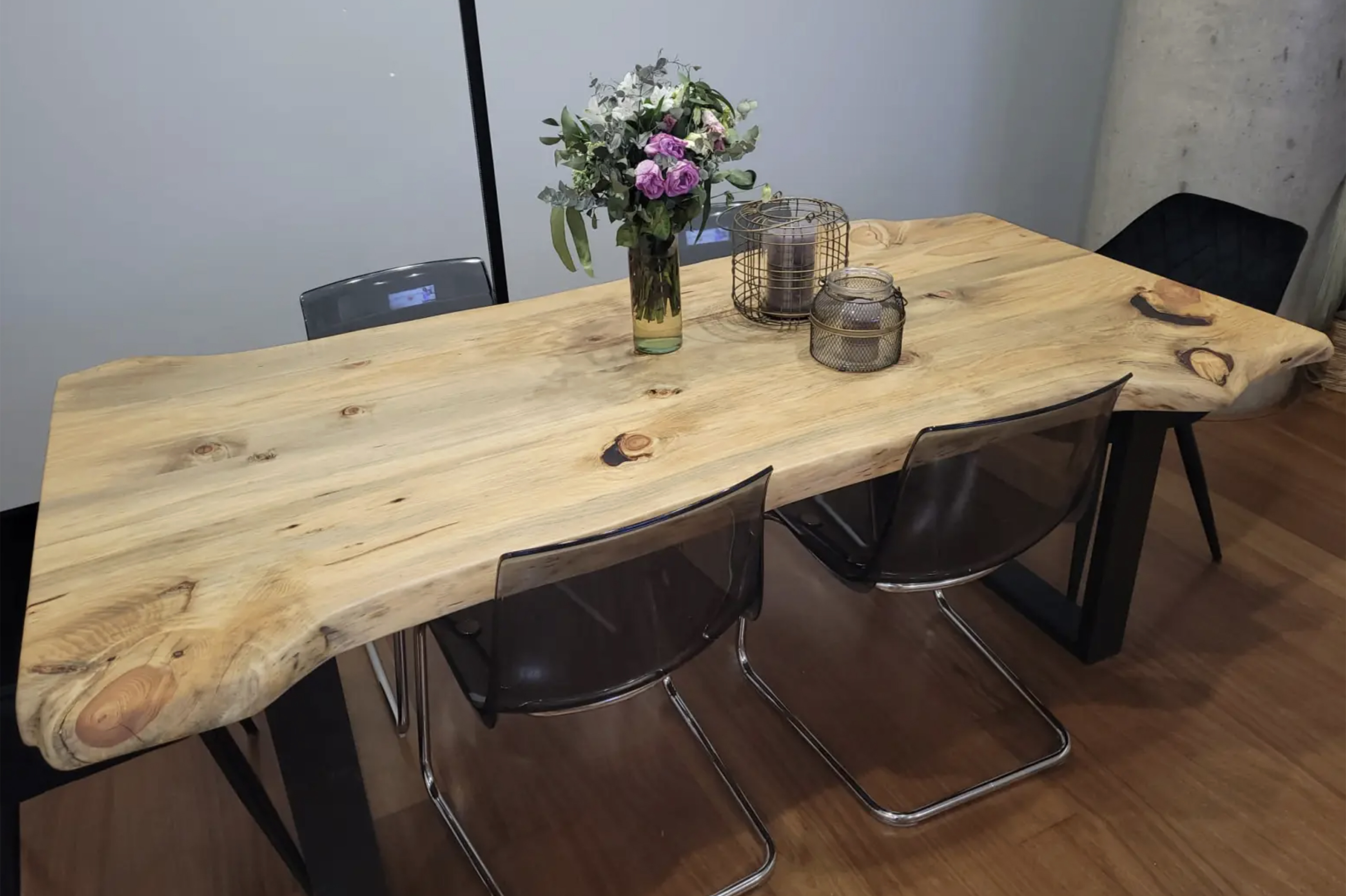 La Mesa Pino, obra de Skullart.